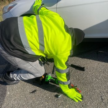 Glens Roadside Assistance - Making sure car is jacked up correctly - Roadside Assistance Near Me Glens Roadside Assistance - Making sure car is jacked up correctly - Roadside Assistance Near Me