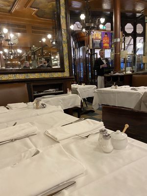 Brasserie Lipp by null