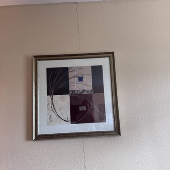 Hampton Inn & Suites Austin South/Buda - Deep crack up walls and ceilings - Hotels Near Me - Buda, Texas