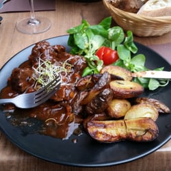 Vingt Vins d'Art - Cowcheeks with oven patatoes.