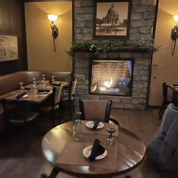 Harry's La Casa Mia - Fireplace nice touch