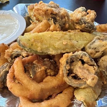 Lindy's Diner - onion rings and pickles - Diners Near Me - Albuquerque, New Mexico