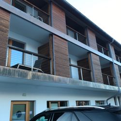Hotel Exquisit - Die Zimmer Richtung Osten schauen auf Parkplatz und Straße