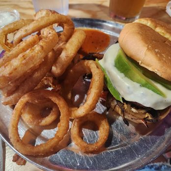 Como Smoke and Fire - Como Burger w/onion rings - Barbeque Near Me - Columbia, Missouri Como Smoke and Fire - Como Burger w/onion rings - Barbeque Near Me - Columbia, Missouri