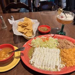 La Hacienda De Los Fernandez - Chips/salsa, the soup, the Enchiladas Tomatillos w/pollo (chicken). And the Mexican Mai-Tai :)