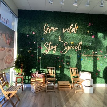 Sugah Daddeh's Kane Juice - Selfie wall with a few chairs - Juice Bars & Smoothies Near Me - Aiea, Hawaii