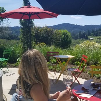 Walnut Ridge - Wine Tasting Room Near Me - Junction City, Oregon