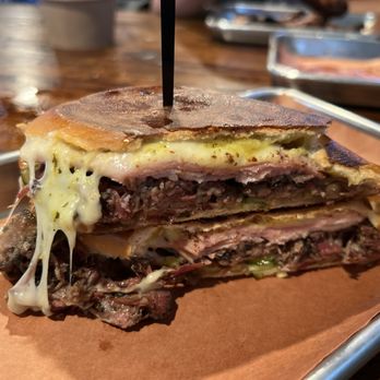 Apocalypse BBQ - Pan con brisket! - Food Trucks Near Me - Miami, Florida