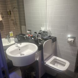 Holiday Inn Express Manchester Airport - Clean bath
