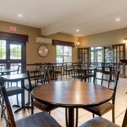 Best Western Plus Fredericton Hotel & Suites - Breakfast Room