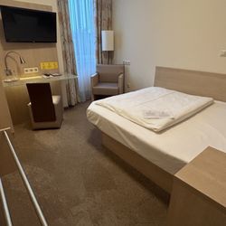 Hermes Hotel Oldenburg - Mein blitzsauberes Einzelzimmer mit Queensize-Bett ist zweckmäßig und modern möbliert