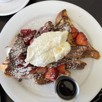 Bea Bea's - Strawberries and Nutella French toast - Coffee & Tea Near Me - Burbank, California