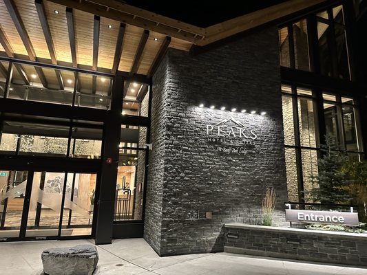 Peaks Hotel & Suites by null