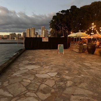 Barefoot Bar - Cocktail Bars Near Me - Honolulu, Hawaii