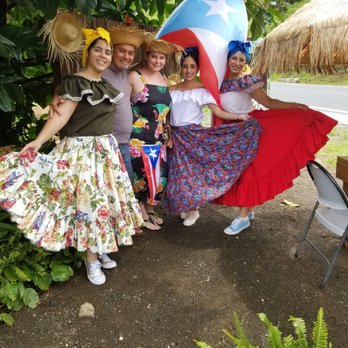 Echale Papa - Beautiful servers posing with us and the decor. - Fast Food Near Me - Comerío, Puerto Rico