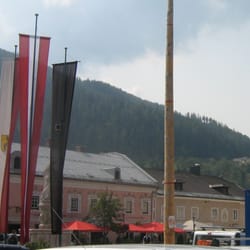 Cafe Viva - Blick vom Markplatz auf das Eiscafe mit den roten Sonnen-Schirmen