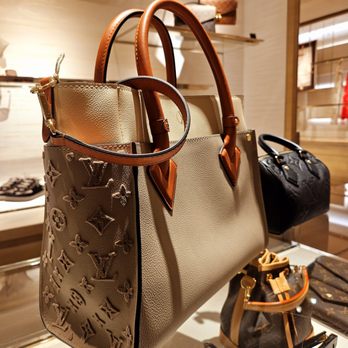 LOUIS VUITTON - Updated June 2025 - 47 Photos \u0026 16 Reviews - 22 avenue  Montaigne, Paris, France - Leather Goods - Phone Number - Yelp