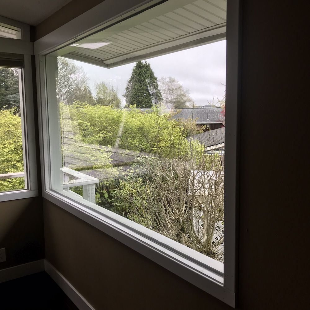 New window replacing one with broken seal.