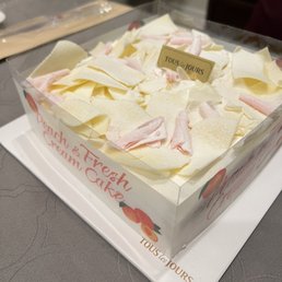 Peach and fresh cream cake Peach and fresh cream cake