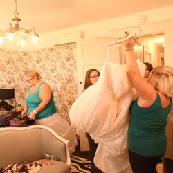 Old Oak Inn - There was enough room for all of us and this huge dress to get ready and to be comfortable. It was a wonderful place to stay!