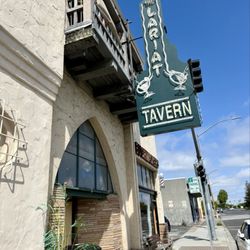 The Lariat Tavern - Tavern front