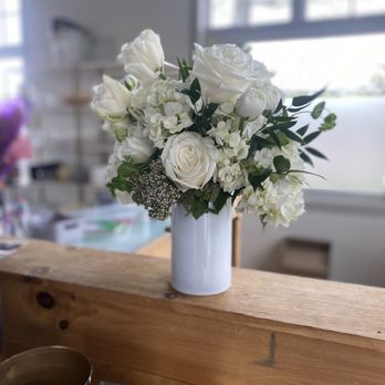 Blossom + Stem Floral Design - Designers choice neutrals - Florists Near Me - Westport, Connecticut Blossom + Stem Floral Design - Designers choice neutrals - Florists Near Me - Westport, Connecticut