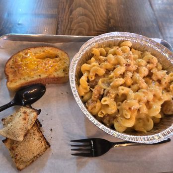 Mix & Mac Kitchen - Mac and cheese with crispy chicken and ravioli and garlic bread - Pasta Shops Near Me - North Richland Hills, Texas