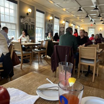 Robert's Maine Grill - Dining area - New American Near Me - Kittery, Maine Robert's Maine Grill - Dining area - New American Near Me - Kittery, Maine