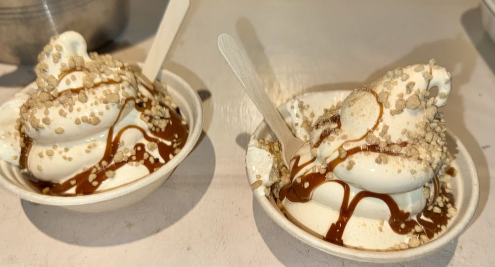 Momma’s Grocery & Wine Logo