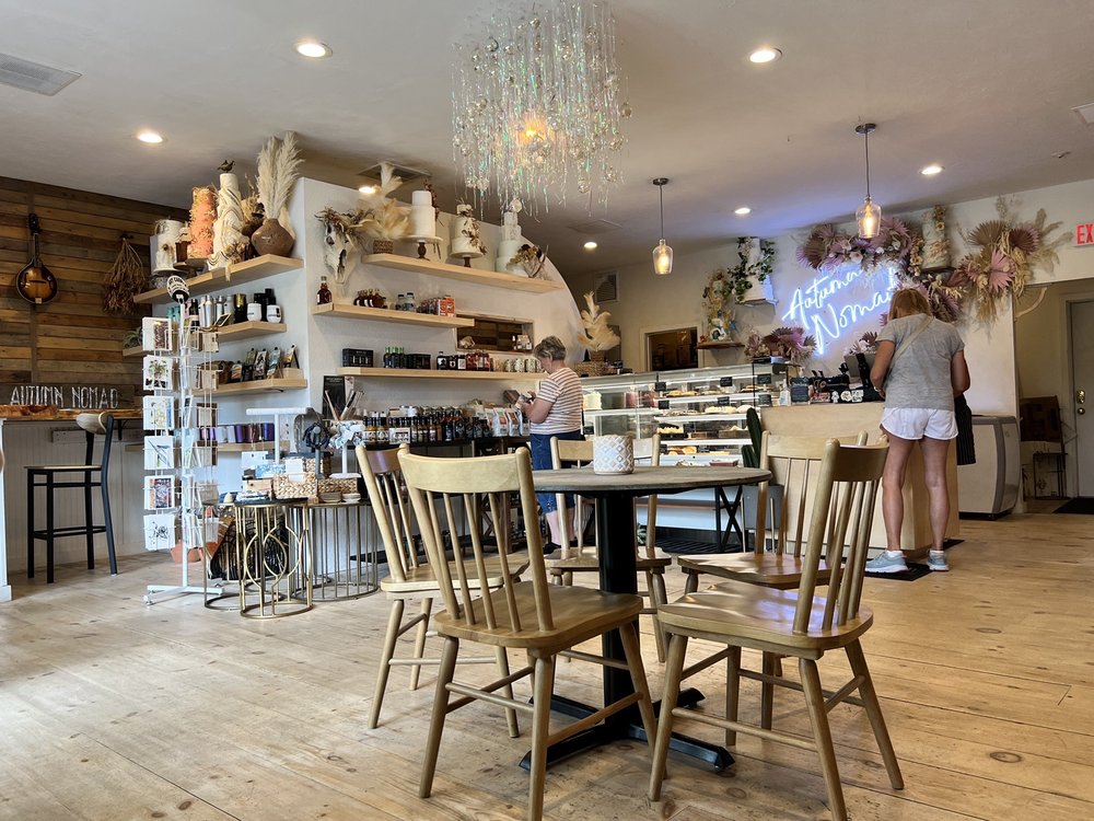 Autumn Nomad Cakes & Cafe Logo