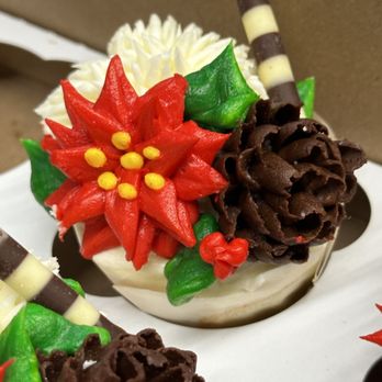Buzz Bakeshop - Expertly decorated holiday cupcake! - Coffee & Tea Near Me - Alexandria, Virginia