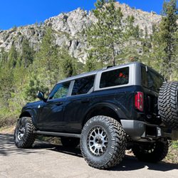 Advanced Trucks - Bronco6G 2.5" Lift Kit w/ Method Wheels and 35" Nitto Trail Grapplers.
