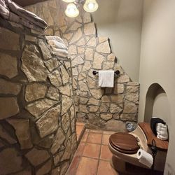 Big Bend Holiday Hotel - Nice, rustic bathroom