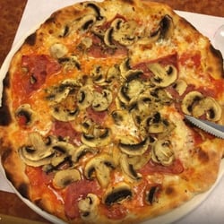 Restaurant Espresso Club - We think this is the Regina Pizza - delicious