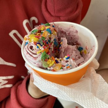 Frozo - a person holding a bowl of ice cream - Ice Cream & Frozen Yogurt Near Me - Flowery Branch, Georgia Frozo - a person holding a bowl of ice cream - Ice Cream & Frozen Yogurt Near Me - Flowery Branch, Georgia