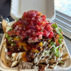 La Nachera - Nachos with carnita, sour cream, lettuce, bell peppers, bacon and pico de gallo