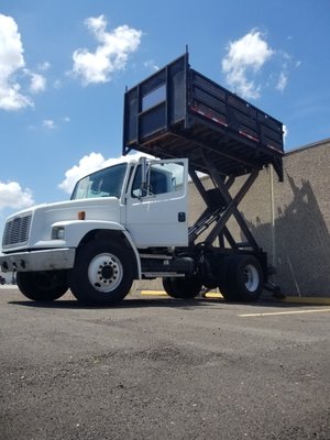 Mako Roofing And Design Logo