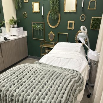 Radiant Complexion - Facial bed - Estheticians Near Me - Whittier, California Radiant Complexion - Facial bed - Estheticians Near Me - Whittier, California