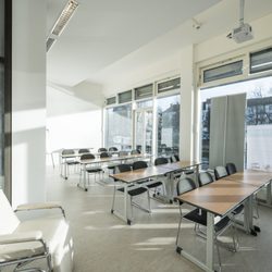 HBK Hamburger Berufsfachschule für Kosmetik - Theorieraum in der HBK, direkt am Kanal