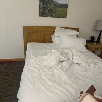Brook Pointe Resort - Crunchy/squeaky box spring bed- - Hotels Near Me - Syracuse, Indiana