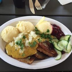Fiskerian I Hörvik - Klassikern Stekt sill med mos och hemmagjord inlagd gurka.