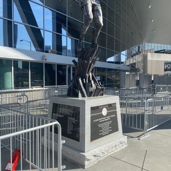 Dominique Wilkins Statue - Public Art Near Me - Atlanta, Georgia