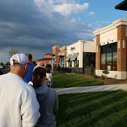 Holtman's Donuts - Line on opening day