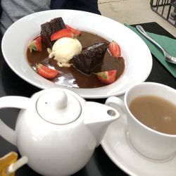 The Walled Nursery Cafe - Tee ( ist halt England ) mit Sticky Toffee Pudding, lecker!