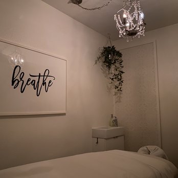 Spa Kingston - A lovely massage room with heated blankets - Day Spas Near Me - San Diego, California