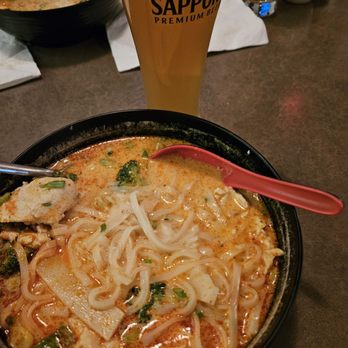 Blue Orchid - Red curry soup w/rice noodles & broccoli. Happy hour beer. So good! - Pan Asian Near Me - New Haven, Connecticut