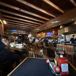 Parrain's Seafood - Vibrant bar scene