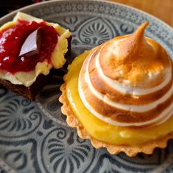 genascht - Brownie mit Eierlikör-Ganache und Lemon-Meringue-Tartelette