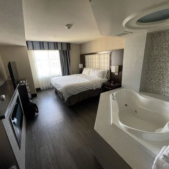Holiday Inn Express & Suites Eureka - Room/jetted tub - Hotels Near Me - Eureka, California Holiday Inn Express & Suites Eureka - Room/jetted tub - Hotels Near Me - Eureka, California