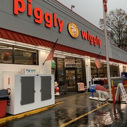 Piggly Wiggly - Out front